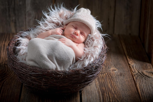 Adorável bebê recém-nascido dormindo na cesta com cobertor