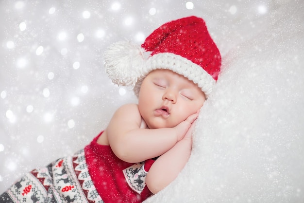 Adorável bebê recém-nascido dormindo usando chapéu de Papai Noel Natal Ano Novo