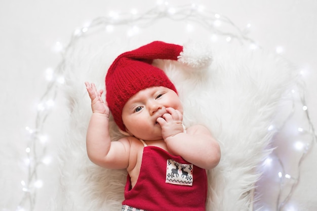 Adorável bebê recém-nascido dormindo usando chapéu de papai noel natal ano novo