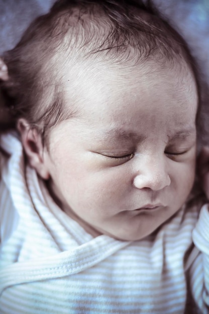 Adorável, bebê recém-nascido enrolado dormindo em um cobertor, várias expressões