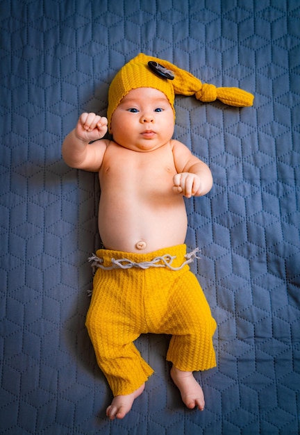 Foto adorável bebê recém-nascido olhando para a câmera retrato de criança pequena