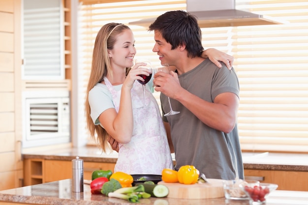 Adorável casal bebendo vinho