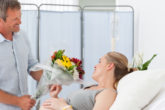 Adorável casal em um quarto de hospital