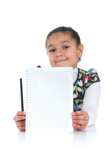 Adorável colegial com lição de casa feita em fundo branco