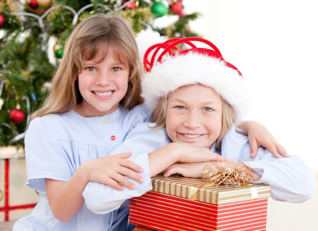 Adorável criança comemorando o natal