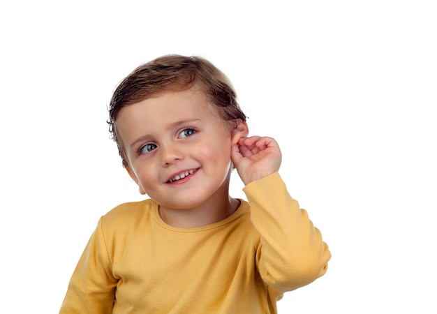 Foto adorável criança pequena dois anos tocando sua orelha