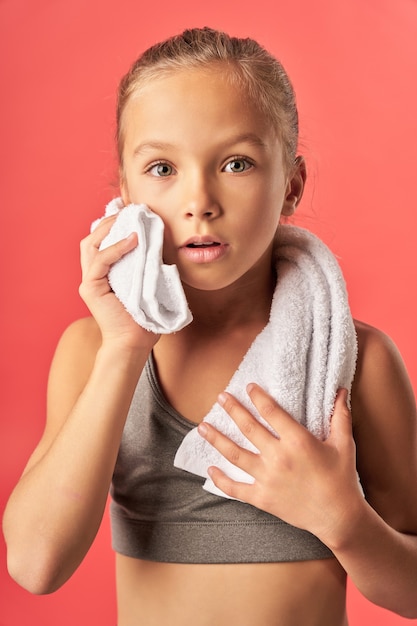 Adorável criança segurando uma toalha branca macia