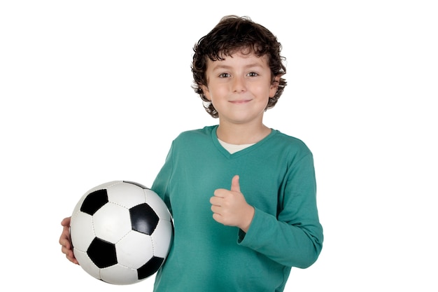 Adorável dizendo OK com uma bola de futebol isolada sobre o branco