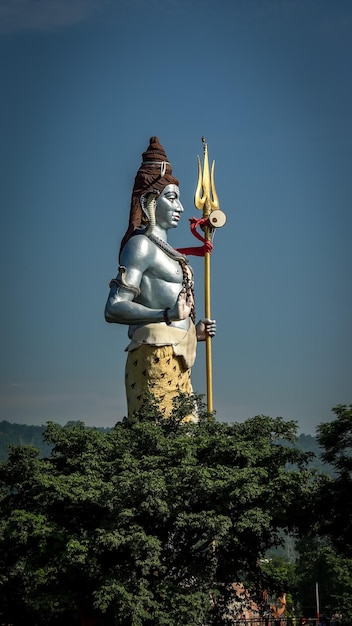 Adorável estátua do senhor shiva em uttarakhand