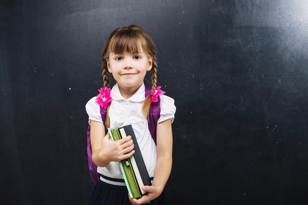 Adorável estudante com livros