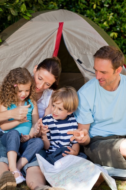 Adorável família acampando no jardim