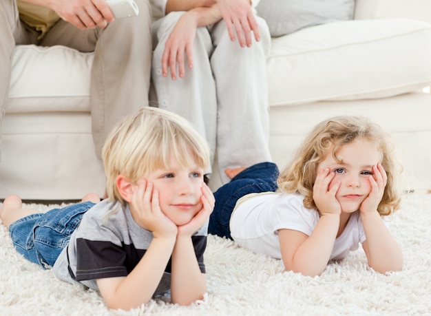 Adorável família assistindo televisão