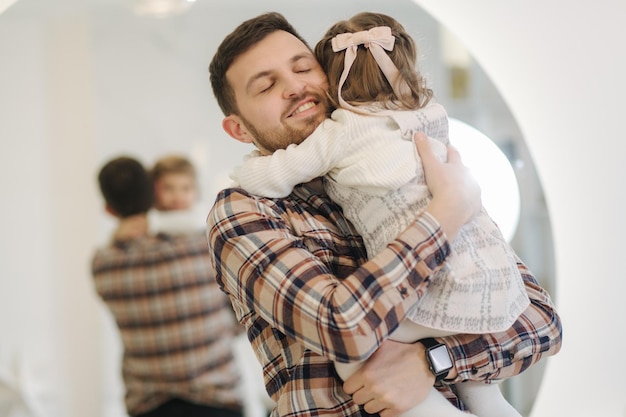 Adorável filha com seu querido pai em casa no gront of fit tree chrisrmas humor filha abraço