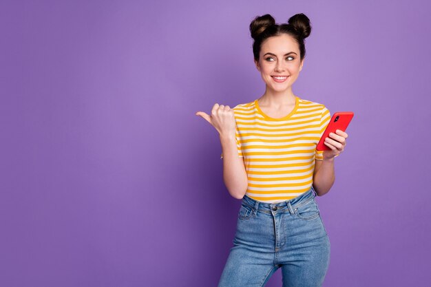 adorável fofa alegre senhora segurar telefone direto polegar lado espaço vazio