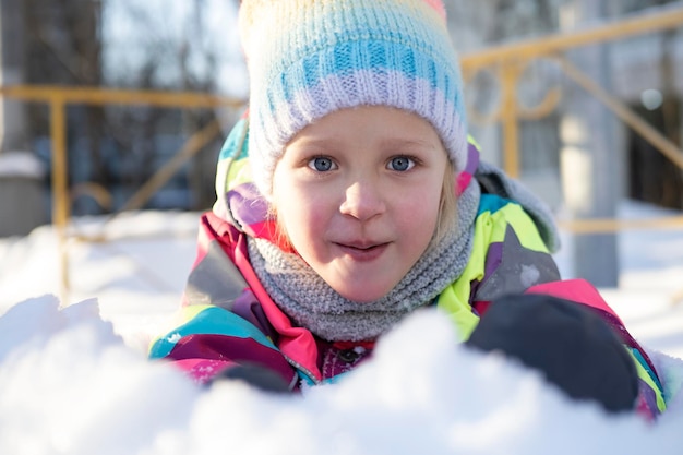 Adorável garota brincando na neve