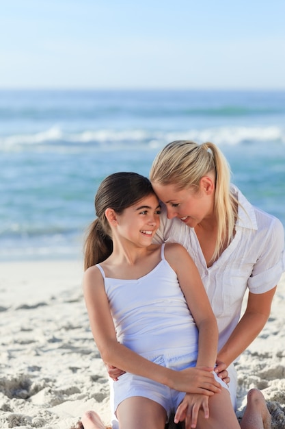 Adorável garota com sua mãe