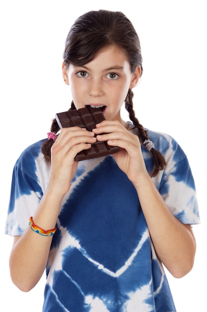 Foto adorável garota comendo chocolate um fundo branco