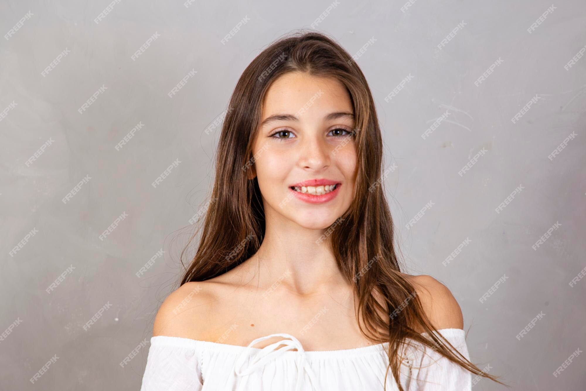 Uma linda adolescente de 12 anos sorrindo para a câmera fotos