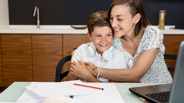 Adorável garoto brincando com sua mãe