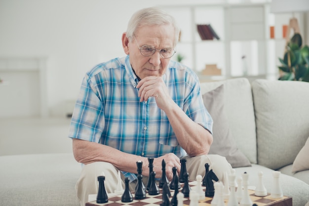 Homem idoso Grande Mestre Joga Xadrez Sozinho, Velho Jogando