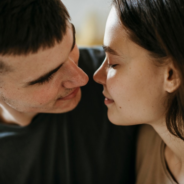 Adorável jovem casal apaixonado