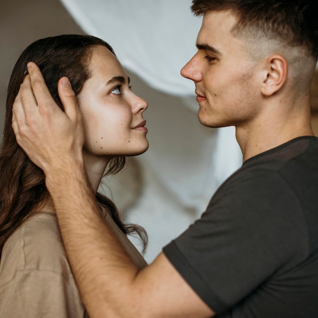 Foto adorável jovem casal apaixonado