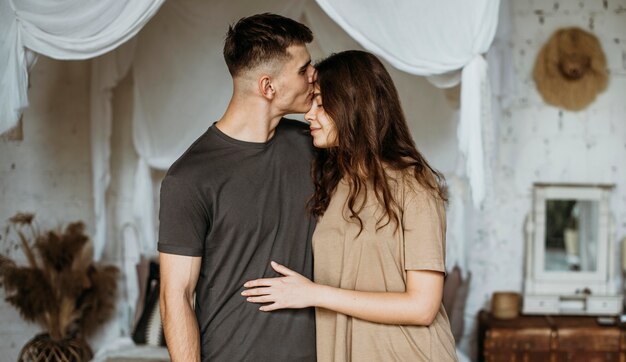 Foto adorável jovem casal apaixonado