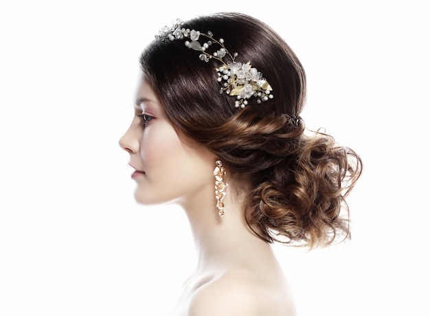 Adorável jovem noiva com lindo diadema no cabelo