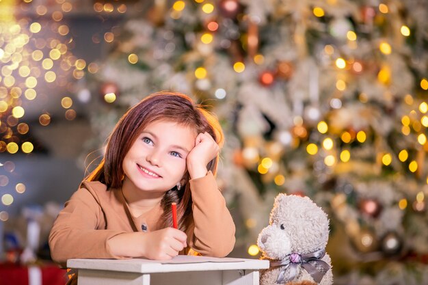 Adorável jovem pensando no que pedir no Natal