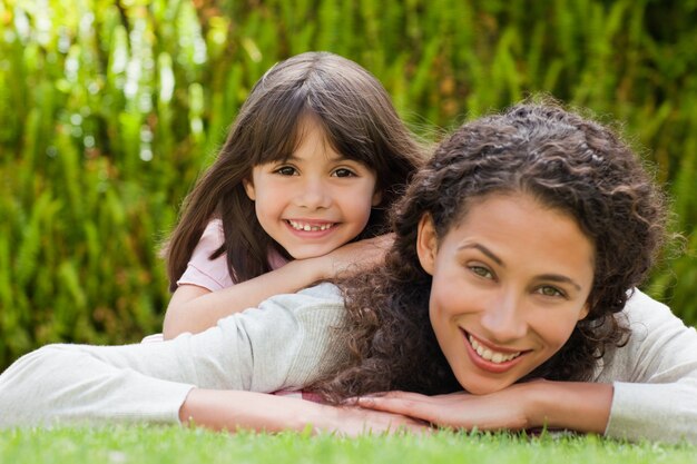 Adorável mãe com a filha no jardim