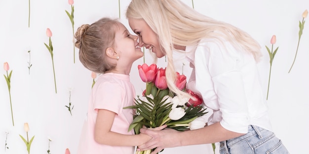 Foto adorável mãe e filha com tulipas