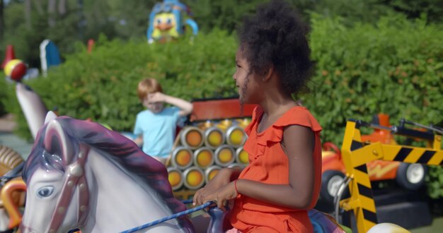 Adorável menina africana criança se divertindo no playground