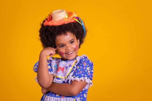 Adorável menina afro pensativa vestida com roupa de Festa Junina