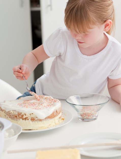 Adorável menina assando na cozinha dela