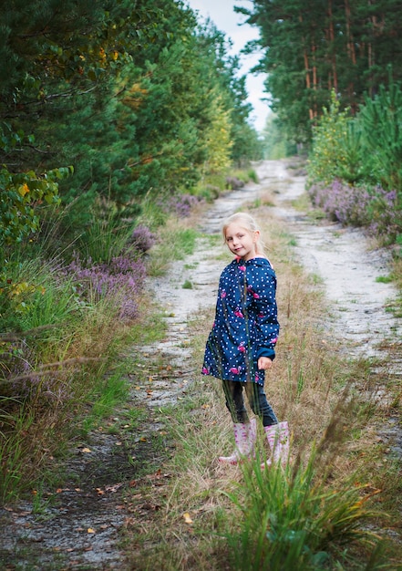 Adorável menina caminhando na floresta