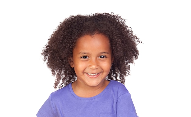 Adorável menina com cabelo encaracolado isolado em um branco