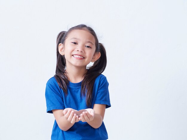 Adorável menina com chocolate em forma de coração isolado