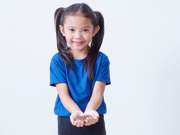 Adorável menina com chocolate em forma de coração isolado