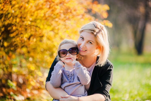 Adorável menina com linda mãe