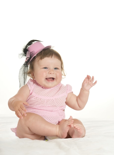 Adorável menina com roupas rosa em um fundo branco