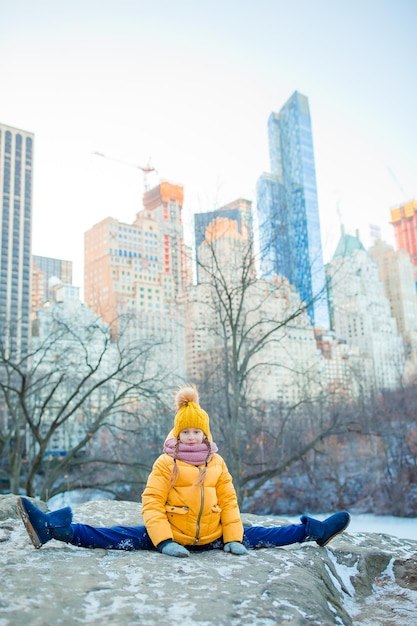 Adorável menina com vista para icerink no central park em manhattan em nova york