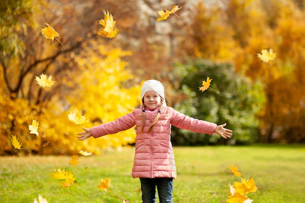 Adorável menina e menino ao ar livre no lindo dia de outono