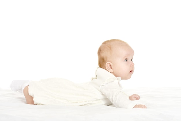 Adorável menina em um cobertor em um fundo branco