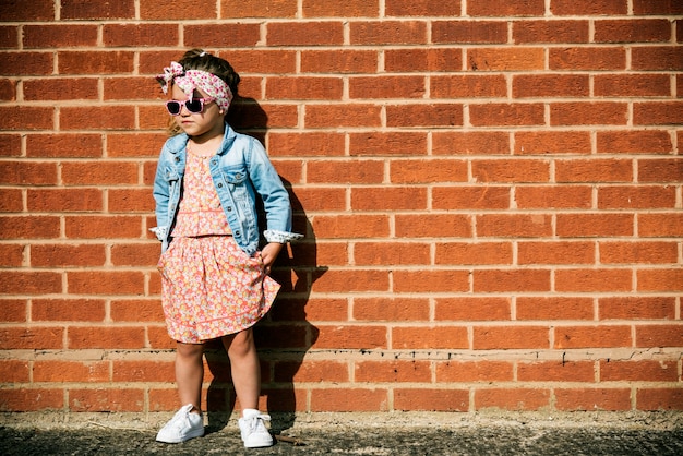 Adorável menina fashionista estilo de rua