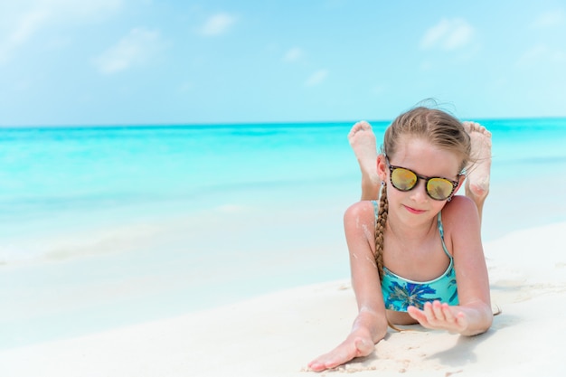 Adorável menina feliz Divirta-se em férias na praia