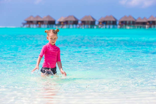 Adorável menina na praia durante as férias de verão