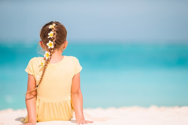 Adorável menina na praia durante as férias de verão