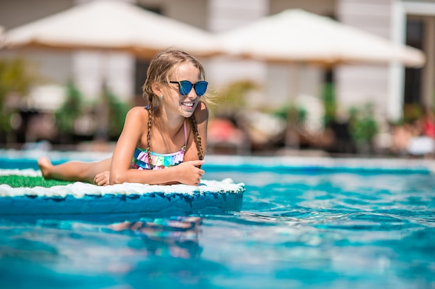 Adorável menina nadando na piscina