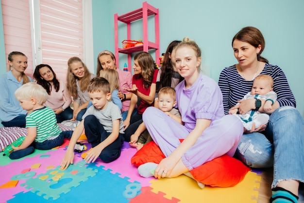 Adorável menina pré-escolar em uma reunião de mães com filhos