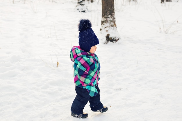 Adorável menina se divertindo no dia de inverno.